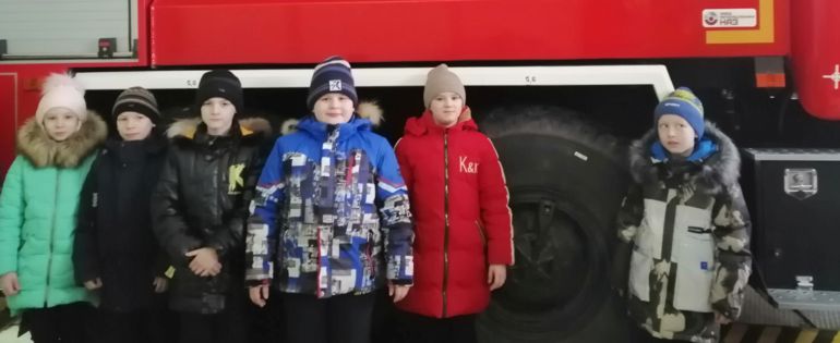 Сегодня 23 Февраля ребята поздравили с праздником настоящих защитников Отечества - пожарных 11 отряда противопожарной службы Нижегородской области